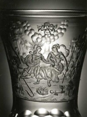 Kuppa, Detail Nymphe, vor der ein göttlicher Schäfer kniet (Oinone und Paris?), und Amor mit Maske in der Hand, aus den Wolken schauend. Pokal mit Schäferszene vor Stadtsilhouette auf der Gegenseite. Dresden, 1710/1720. Glas (farblos), Schliff, Matt- und Klarschnitt; Höhe 23,5 cm. Prag: Kunstgewerbemuseum 5.399 (Haase, 1988, Kat. Nr. 134)