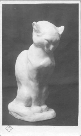 Sitzende Katze : Sitzende Katze. Porzellan, weiß glasiert (vor 1931; E. Richter). Dresden-Südvorstadt, Eisenstuckstraße, Atelier der Bildhauerin