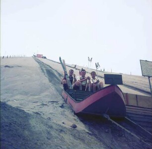Freizeitpark Monte Kaolino. Ein Coaster-Schlitten bringt die Besucher auf den 150 Meter hohen Quarzsandberg