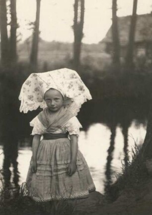 Burg (Spreewald). Mädchen in Tracht der Sorben