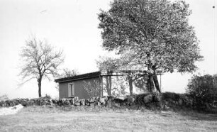 Waldhufen-Nieder Seifersdorf. Windmühlenberg, Trümmer des alte,n ehem. Wohnhauses und neuer Bungalow