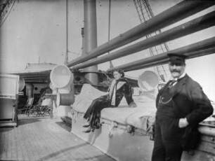 Portrait einer Frau und eines Herrn auf dem Deck eines Schiffes