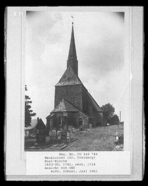 Neukirchen. Dorfkirche : Neukirchen (Kreis Freiberg). Dorfkirche, Ansicht von Ost-Nord-Ost über den Kirchhof