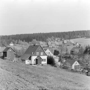 Ortsansicht und Schule mit Glockenturm
