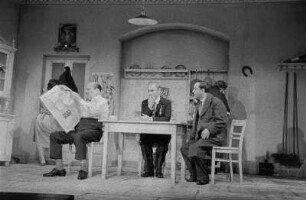 Szenenbilder aus "Wehe dem, der träumt" (Le voci di dentro) von Eduardo de Filippo. Kammerspiele (Deutsches Theater) Berlin, 10.06.1958 : Mit Margarete Körting, Rudolf Wessely als Alberto Saporito, Amy Frank als Rosa, Lilly Schmuck als Maria, Walter Lendrich als Carlo, Werner Pledath, Antje Ruge, Heinz Voss, Ulrich Thein als Luigi, Fritz Links als Portier Michele u. a.