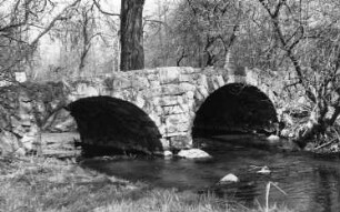 Klipphausen-Lampersdorf. Kirstenmühle, steinerne Doppelbogenbrücke zur Mühle