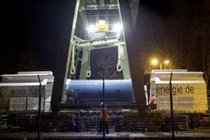 Der neunte Castor-Transport mit abgebrannten Brennstäben / Brennelementen erreicht den Verlade-Bahnhof in Dannenberg / Wendland, 21.11.05. Hier wird ein Castor vom Verladekran auf einen Tieflader umgeladen