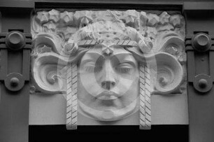 Fassadenschmuck am Wohn- und Geschäftshaus Smilšu iela 8 (Sandstraße) in Riga