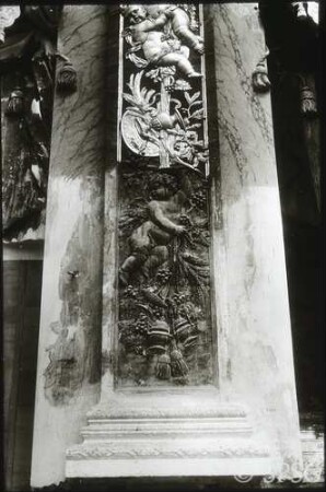 Berlin, Schloss Charlottenburg, Altes Schloss, Westflügel, Erdgeschoss, Kapelle, R. 94a, Detail einer Restaurierung an einem Pilaster.