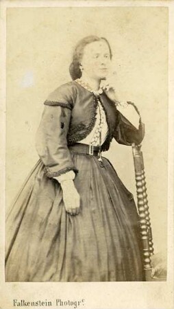Fotografie einer stehenden Dame