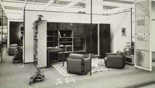 Ausstellungskoje des VEB Möbelkombinat "neuzera" Rathenow mit Wohnzimmermöbeln