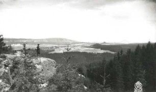 Sächsische Schweiz. Kohlbornstein. Blick vom Gipfel mit Wanderer über Reinhardtsdorf zum Winterberg, Zirkelstein und Rosenberg (Růžovský vrch)