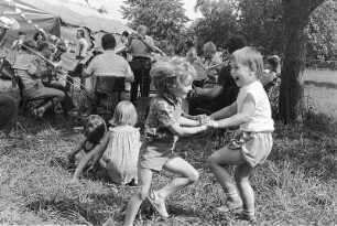 Volksfest mit Blasmusik II : Colditz. Kinder die zur Blasmusik beim Volksfest im Park lauschen und tanzen