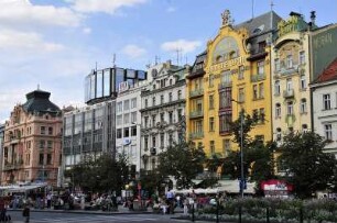 Wenzelsplatz in Prag : Häuserzeile mit historischen Wohn-und Geschäftshäusern am Prager Wenzelsplatz, aufgenommen 2008