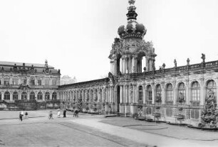 Dresden-Altstadt. Zwinger (1709-1728; M. D. Pöppelmann, B. Permoser). Langgalerie mit Kronentor