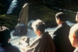 Japan. Kyoto. Besucherinnen eines Tempelgartens – vereint durch völlige Stille // Visitors of a temple garden, united in silence