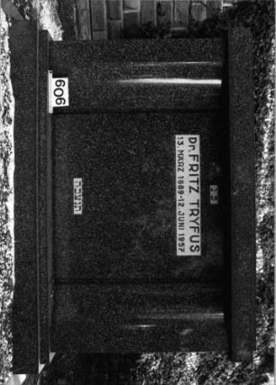 Grabstein 606 (Index: 100091986) Material: Granit Zustand: gut Maße HxBxT: 127x175x26 cm Beschreibung: breite St. m. getreppt. Sock/Abdeckplatte m. Verdach/Seitenteile in Säulenform Symbolik: Säulen: Grabstein 606