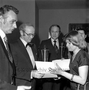 Verein Oldesloer Kegler: Stadtmeisterschaft: Schützenhalle: Einzeldisziplin: Stadtmeister Walter Philipp, Vizemeister Peter Kupper und Dritter Hans Böttcher, Vorsitzender des Vereins Oldesloer Kegler, werden geehrt