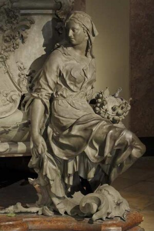 Doppelsarkophag von Maria Theresia und Franz I. — Trauernder Genius mit der Krone von Böhmen