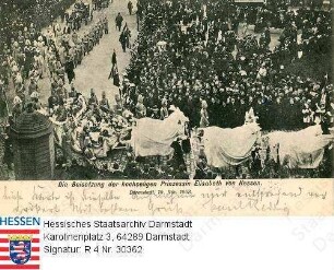 Darmstadt, 1903 November 19 / Beisetzung von Prinzessin Elisabeth von Hessen und bei Rhein (1895-1903) / Trauerzug vor dem Darmstädter Schloss