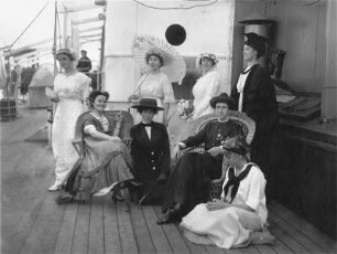 Kreuzfahrten der Hamburg-Amerika Linie, um 1911/1913. Gruppenbild mit kostümierten jungen Damen während eines Kostümfestes an Bord, auf dem Deck eines Hochseepassagierdampfers (vermutl. Cleveland) posierend