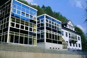 aus alter Villa hervorgegangene neue Schule, links Neubau