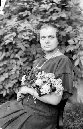 Bildnis einer jungen Frau mit Blumenstrauß