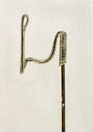 Stenographenabzeichen Deutscher Stenographenbund Gabelsberger (silberfarben, mit langer Nadel) : Medaillensammlung Stenografische Sammlung. Stenographenabzeichen Deutscher Stenographenbund Gabelsberger (in Gabelsberger-Kurzschrift "Stngr", silberfarben, mit langer Nadel). Metall; Maße (ohne Nadel) 18 x 14 mm (1900/1926). Dresden: SLUB R c 0381