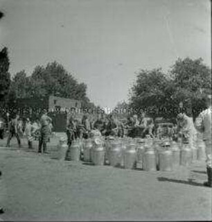 Arbeitsmänner des Reichsarbeitsdienstes beim Reinigen von Milchkannen