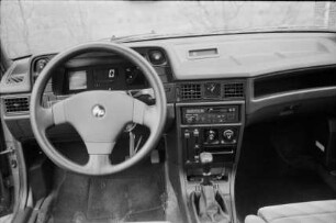 Vorstellung des Opel Kadett GSi 16 V: Innenansicht: Lenkrad, Armaturenbrett, Instrumentenanzeigen