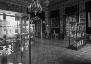 Erster Kaffeesalon : Dresden-Altstadt. Residenzschloss. Westflügel, Erster Kaffeesalon. Ansicht mit Vitrinen mit Erzeugnissen des Kunsthandwerks während der Ausstellung "August der Starke und seine Zeit", Jubiläumsausstellung