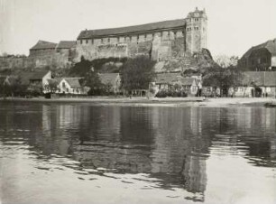 Wettin. Burg (961 erwähnt). Ansicht vom linken Saaleufer (von Südost)