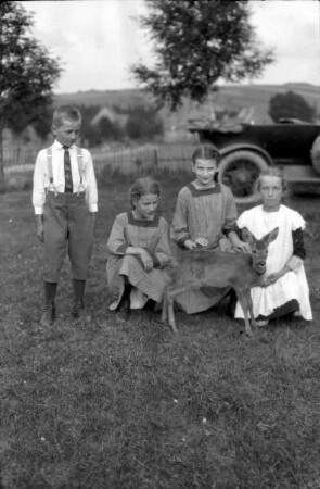 Kinder mit Reh : Forstamt Jöhstadt