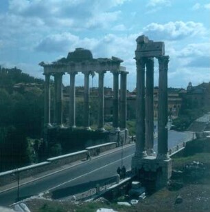 Rom. Forum Romanum. Blick über die Via di San Theodoro auf Reste eines Tempels