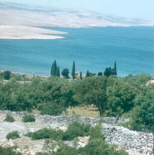 Kroatien. Blick von der Küstenstraße auf Gebirgsausläufer und Meer