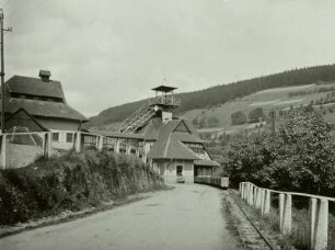 Sankt Joachimsthal (Jáchymov), Einigkeitsschacht in der Oberstadt. Ansicht von der Zufahrt mit Grubenbahn