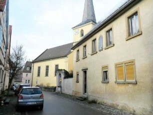 Ansicht von Südosten mit Kirche zu ebener Lage im ehemaligen Kirchhof (im 18 Jh Kirchhofbefestigung mit Gaden abgetragen-Kirchhof aufgelöst) im Ort