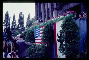Kennedy vor Rathaus
