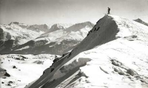Graubündener Alpen. Skiläufer auf dem Brüggerhorn bei Arosa. Blick nach Nordwest gegen Langwies