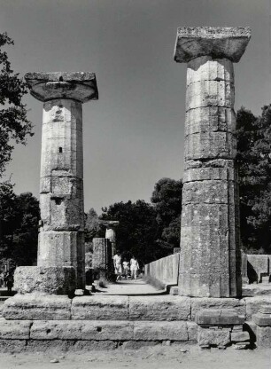 Olympia, Touristen im Ausgrabungsgelände beim Heratempel