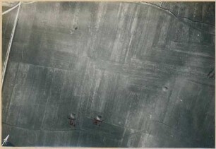 Foto eines getarnten Geschützstandes aus 1.500 m Höhe (Luftbild)