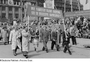 Blick auf Teilnehmer der Demonstration zum 1. Mai