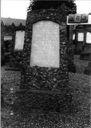 Grabstein 383 (Index: 99797394) Material: Granit, Marmorplatte Zustand: gut Maße HxBxT: 135x53x20 cm Beschreibung: Stele, Sockel: Grabstein 383