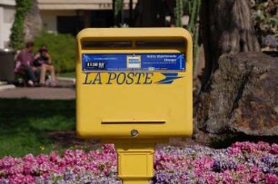Cannes - Briefkasten der französischen Post : Briefkasten an der Croisette-Uferstraße in Cannes, aufgenommen 2006