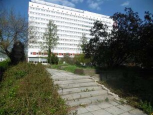 Dresden: Hotelgarten hinter Prager Straße 7/Reitbahnstraße, Formsteinwand (li.)