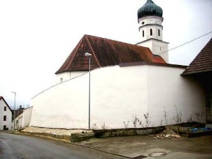 Ansicht von Nordosten mit Kirche (im Kern Romanisch-Gotisch) über Kirchhofmauer (Wehrgang mit Steinbrüstung 1771 abgetragen)