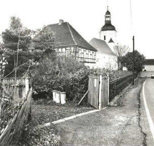 Pegau-Wiederau, Hauptstraße. Ansicht mit Pfarrhaus (um 1800), Nr. 19 und Dorfkirche (12./19. Jh.) von Südwest