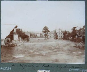 Vom Hochwasser am 30./31. Juli 1897 zerstörte Gebäude am Weißeritzufer in Deuben (Freital), links Badeanstalt oder Fabrikgebäude, rechts Wohnhäuser Hackenberger und Glaser Schmidt