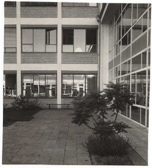 Hahn-Meitner-Institut (HMI), Berlin-Wannsee: Teilansicht mit Grünanlage