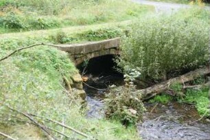 Hüttenhofbrücke (Straßenbrücke) über den Cunnersdorfer Bach unweit der Niedermühle : Gohrisch-Cunnersdorf. Hüttenhofbrücke (Straßenbrücke) über den Cunnersdorfer Bach unweit der Niedermühle